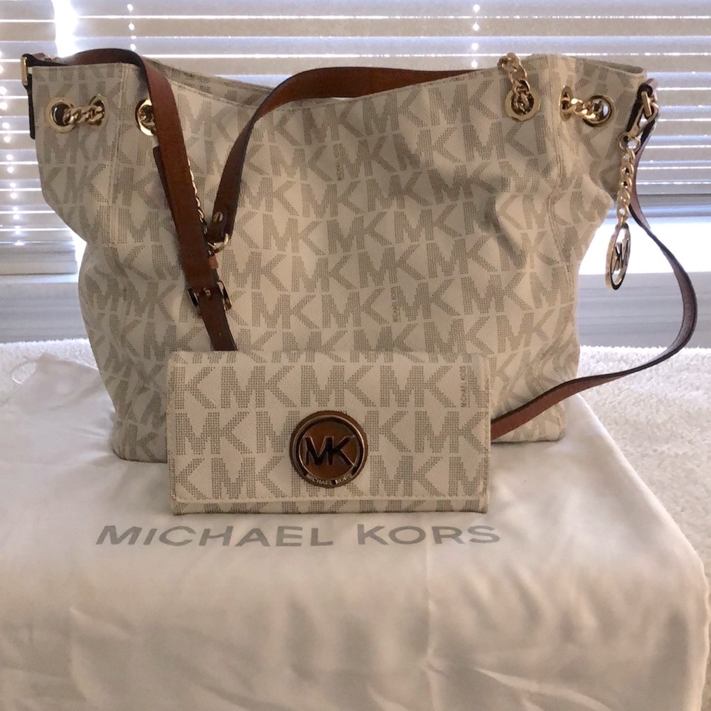 Like new Michael Kors bag with matching wallet